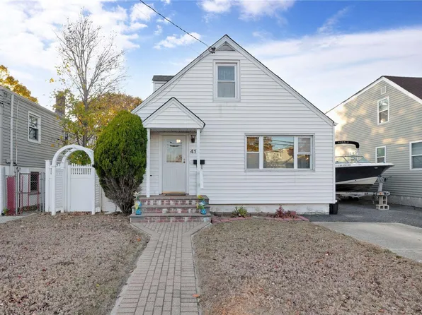 41 Coolidge Avenue, Amity Harbor, NY 11701