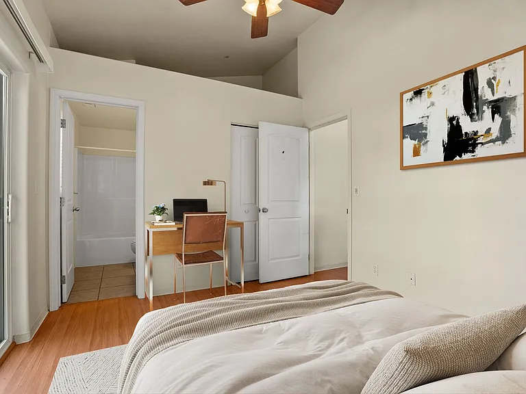 400 University Ter — Photo 15