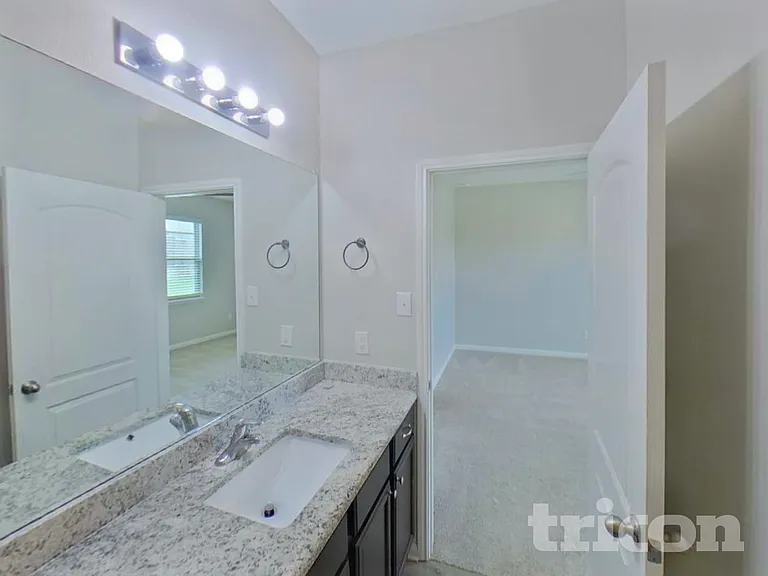 2108 Barrow St — Photo 10