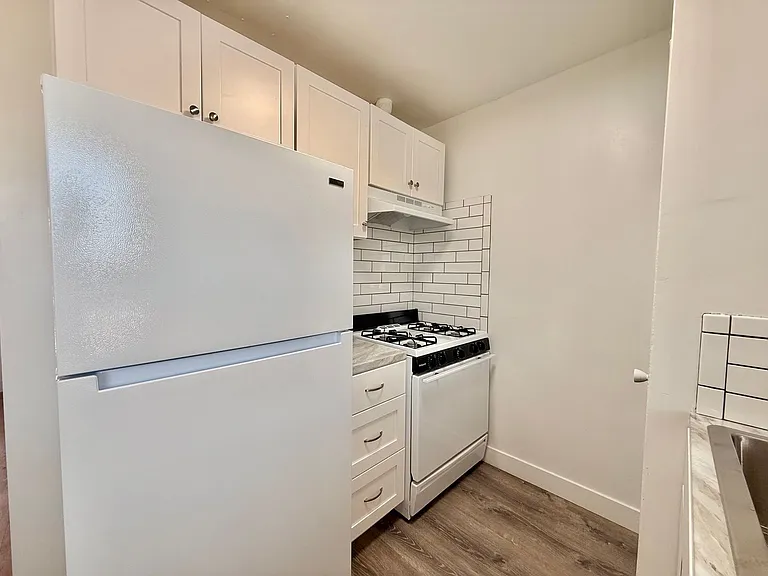 5840-5860 Albemarle St — Photo 11