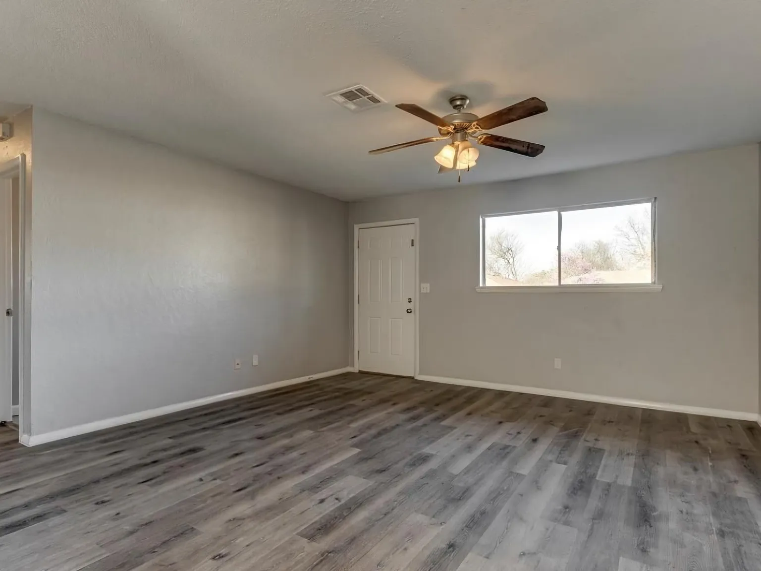 207 Stanton Dr — Photo 2