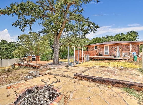 4th image of 1960 Hillcrest Cir