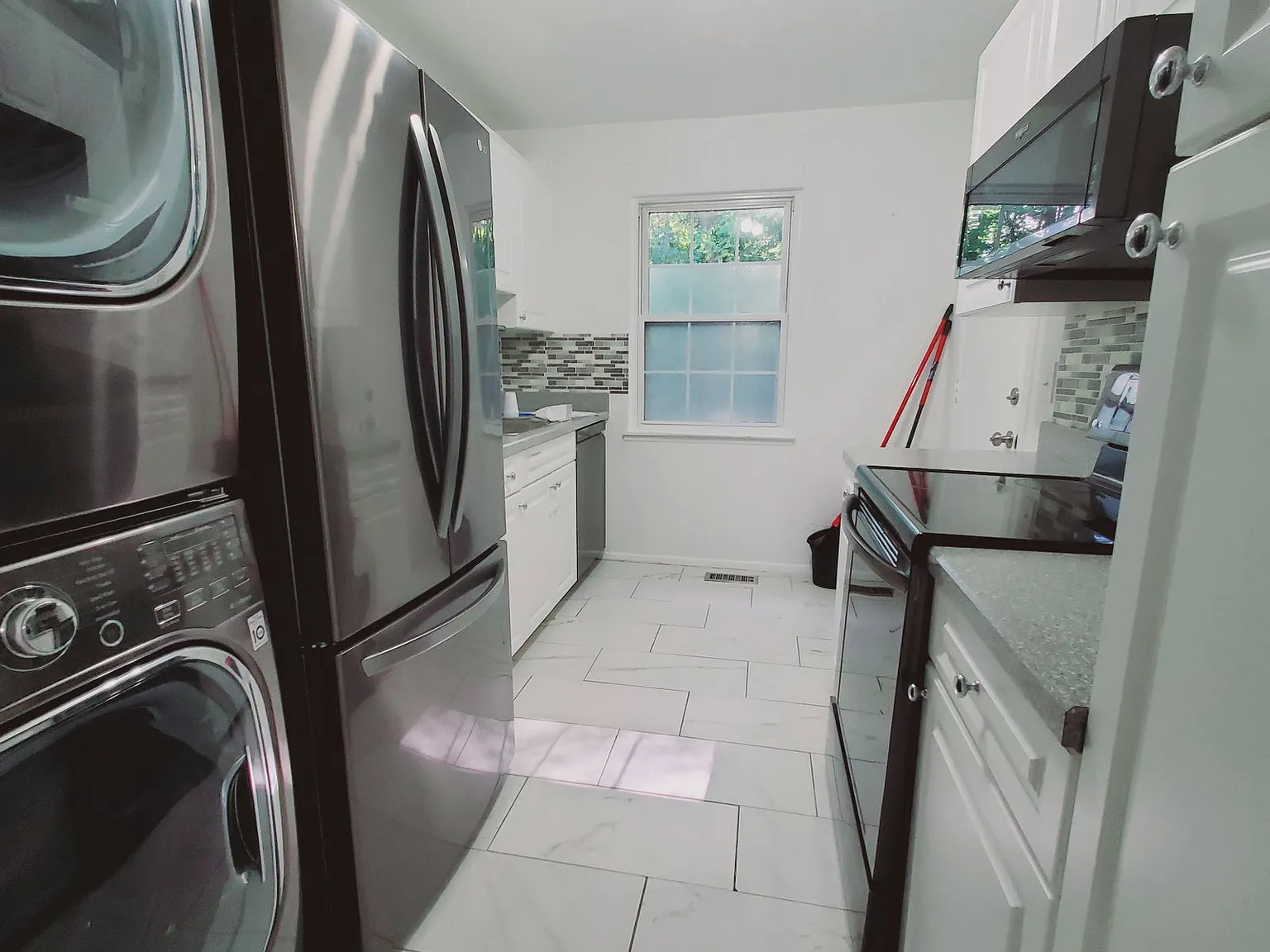 1 bed, 1.0 bath, 700 sqft, $2,200 — Photo 2