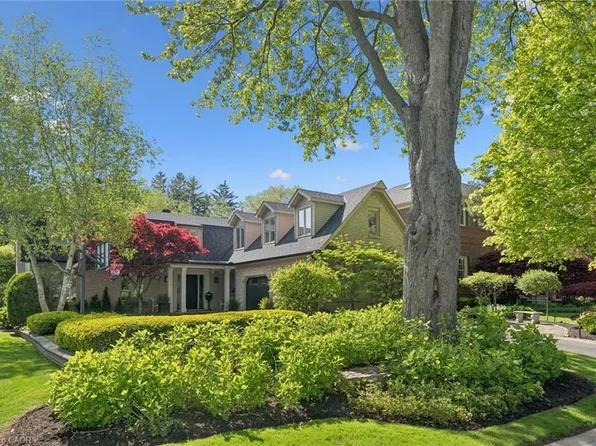 98 Rosemary Ln, Hamilton, ON L9G 2K5
