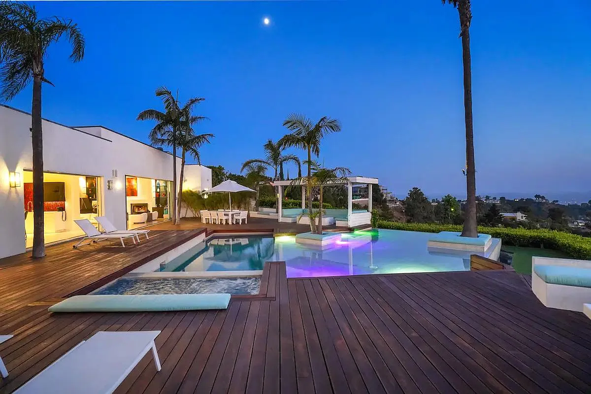 4 bed, 4.5 bath, 3429 sqft, $40,000 — Photo 1