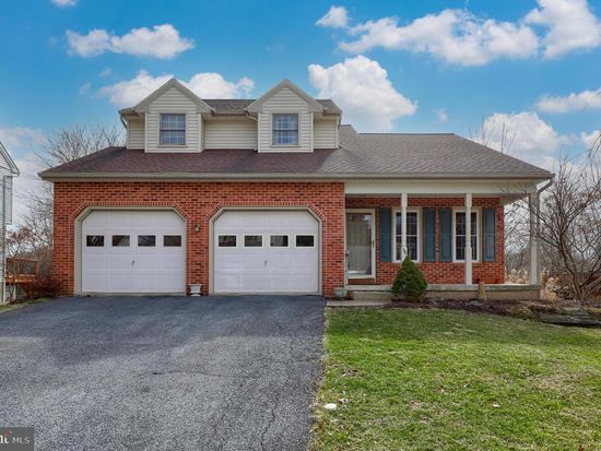 38 Manor Oaks Dr, Millersville, PA 17551