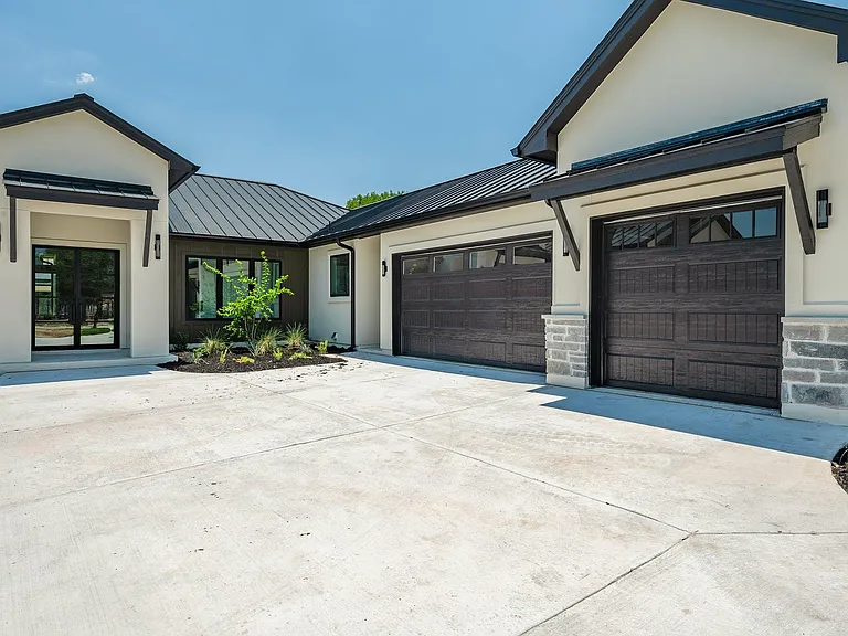 125 Stockman Dr — Photo 2