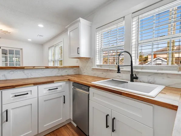 1001 W Victory Dr, Savannah, GA 31405