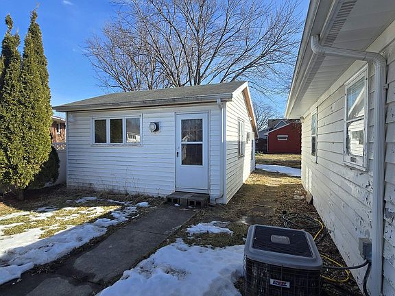2nd image of 1705 Owen St