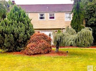 12 Club House Dr, Willingboro, NJ 08046