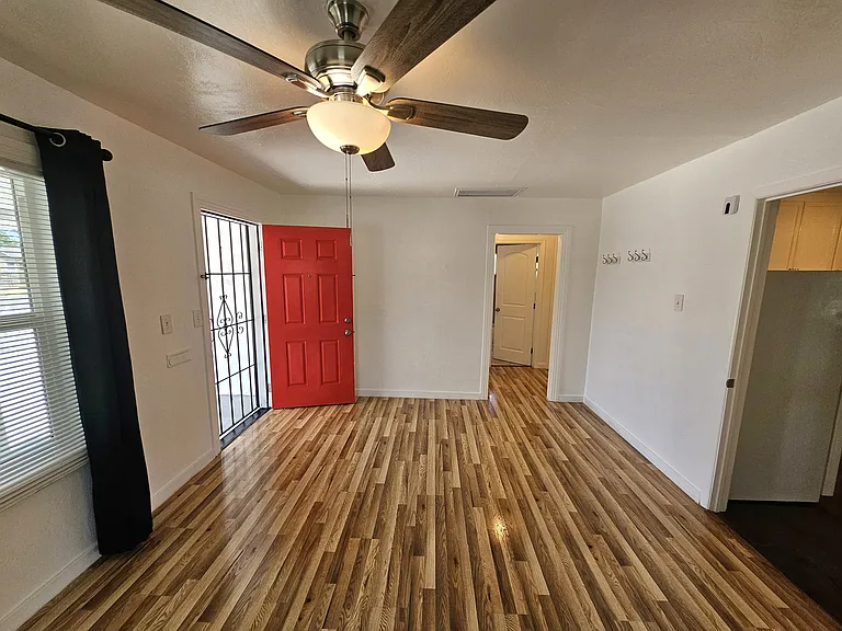 320 Locust Ave — Photo 11