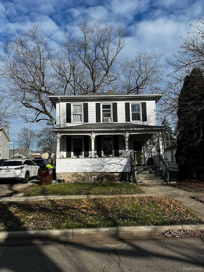 921 E 4th St photo 1
