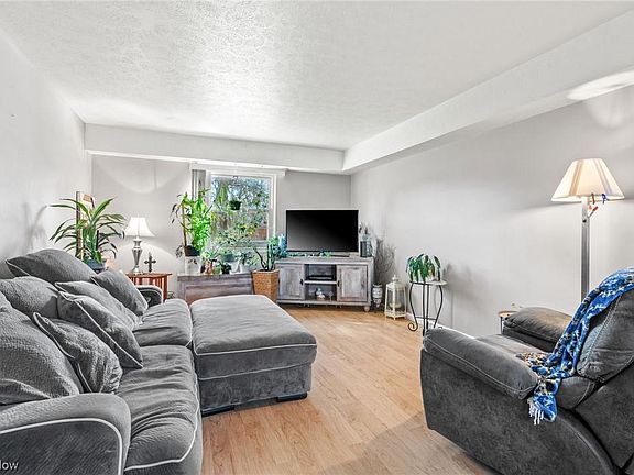 2nd image of 34417 Bainbridge Rd