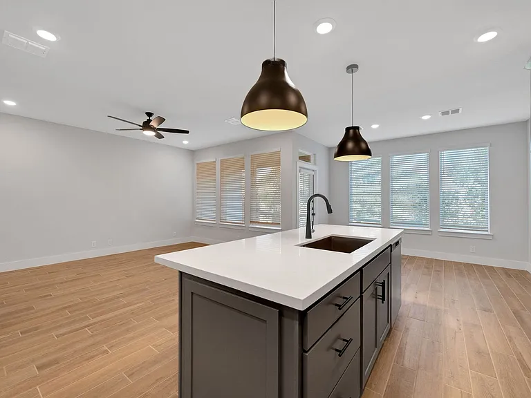 13709 Giovannis Gdn — Photo 9