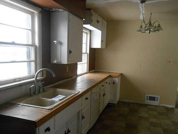 3rd image of 215 Elva St