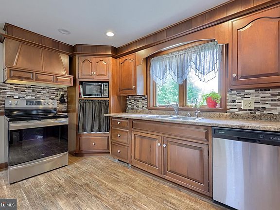 3rd image of 304 Hilldale Rd