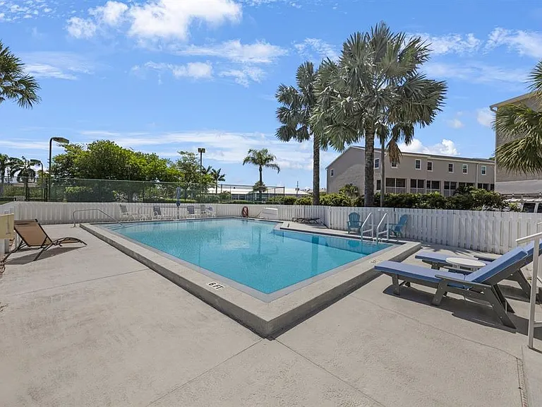 1125 Pinellas Bayway S #305 — Photo 32