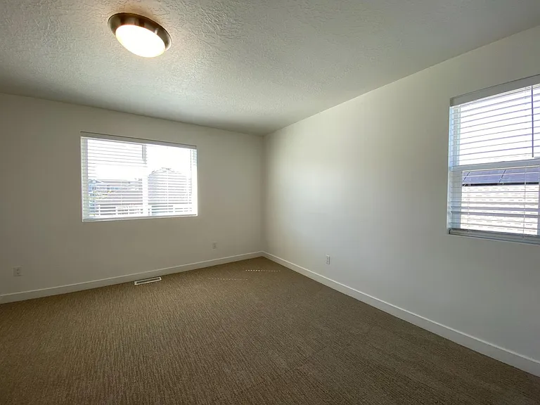 Two-story Single Family Home on Riverside. — Photo 22