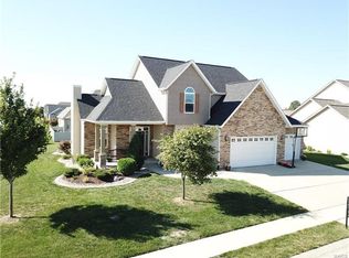 135 Oakshire Dr W, Glen Carbon, IL 62034