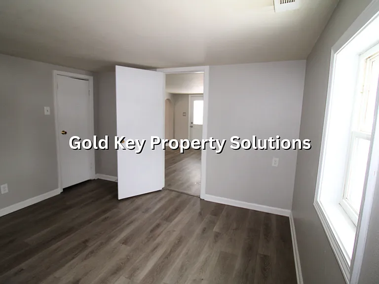 2324 Chase St — Photo 15