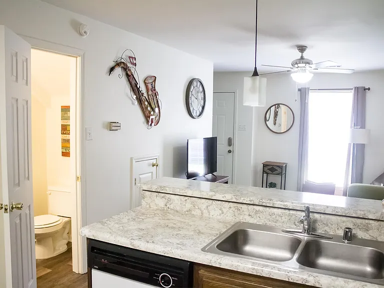 1536 Clifton St #5 — Photo 3