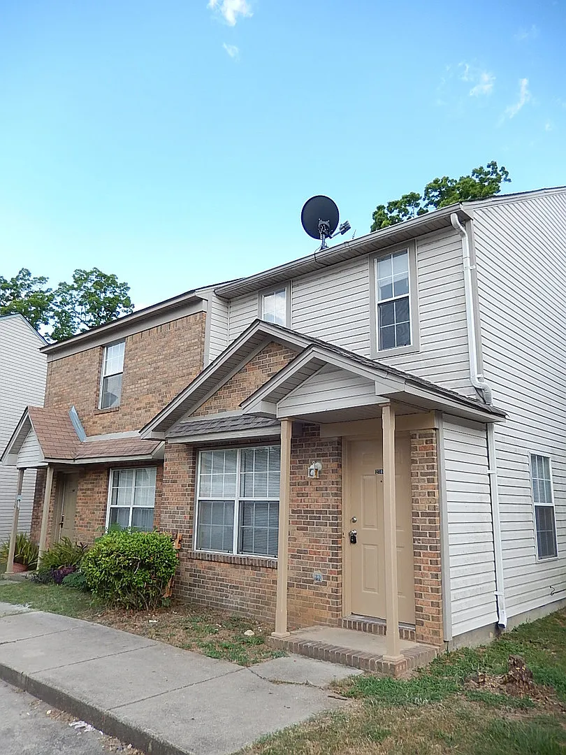Awesome 3/3 W/ Open Kitchen W/ Bar, W/D, New Paint, Walk In Closets! $1395/Month Avail Now! — Photo 1