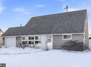 29 New Pond Ln, Levittown, PA 19054