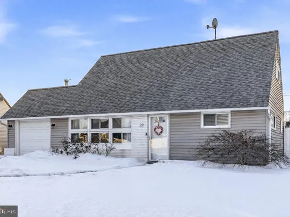 29 New Pond Ln, Levittown, PA 19054