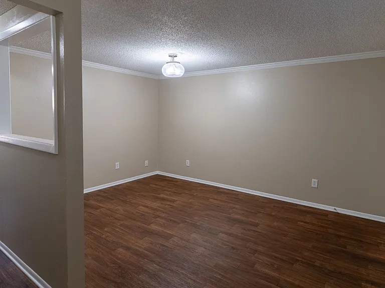 Lorinda Apartments — Photo 13
