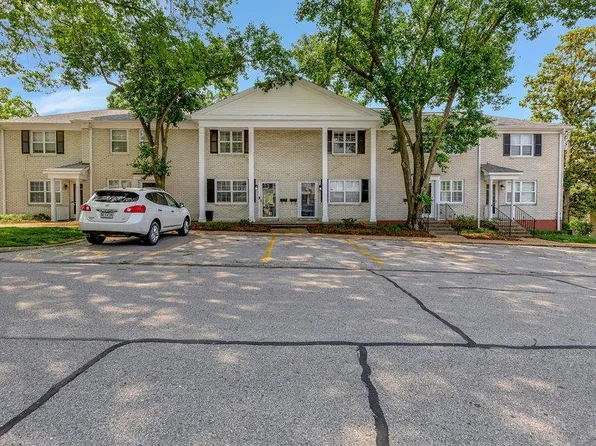 9010 N Swan Cir, Saint Louis, MO 63144