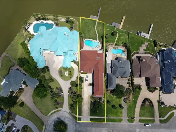 102 Twin Oaks Way, Kemah, TX 77565