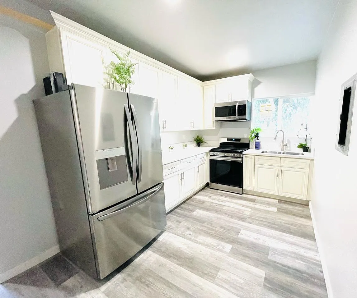 7 bed, 2200 sqft, $780 — Photo 3