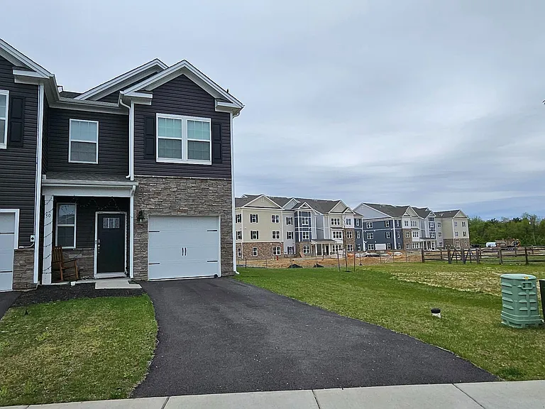 50 Peregrine Way — Photo 2