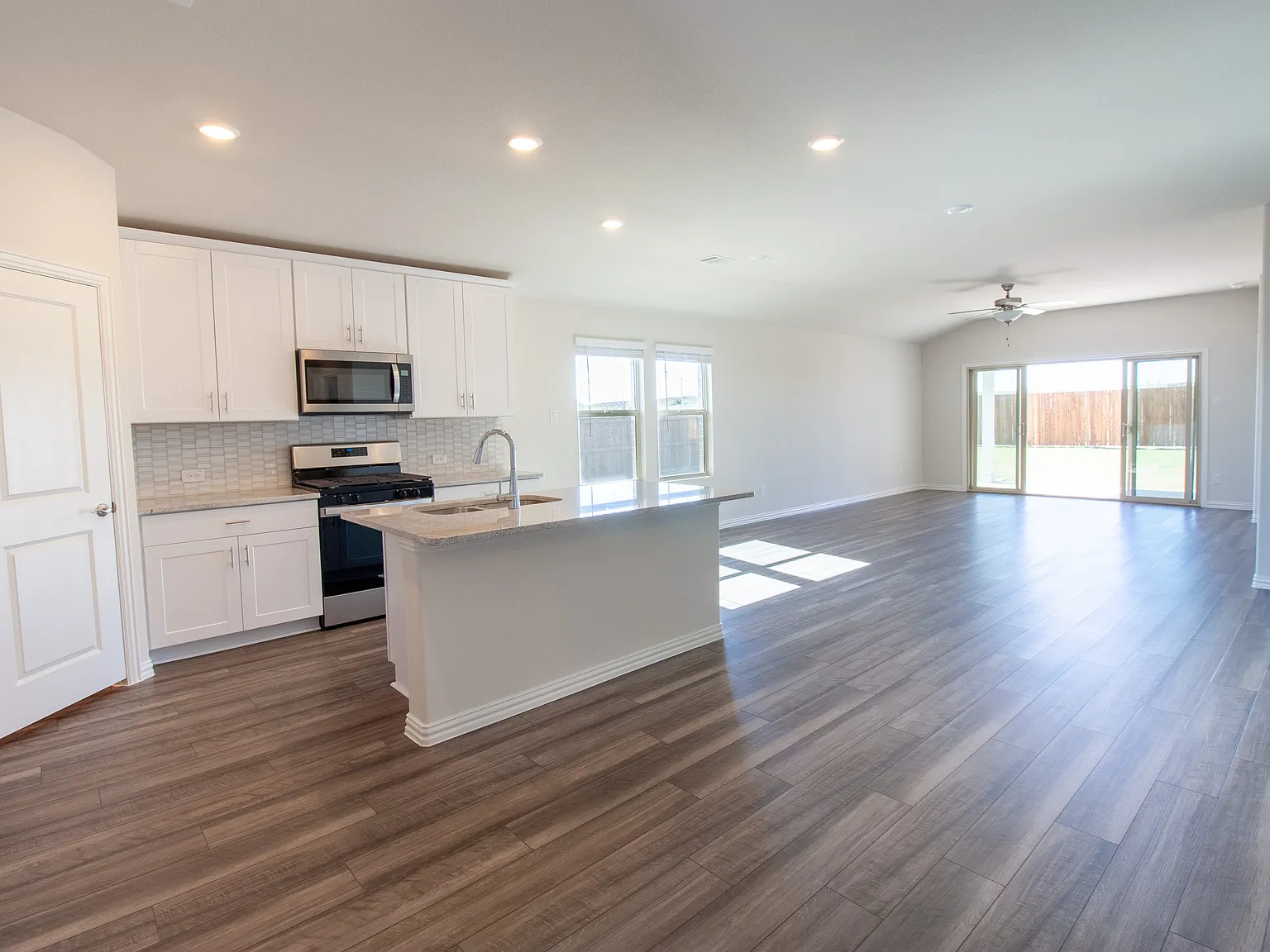 3 bed, 1831 sqft, $2,599 — Photo 4