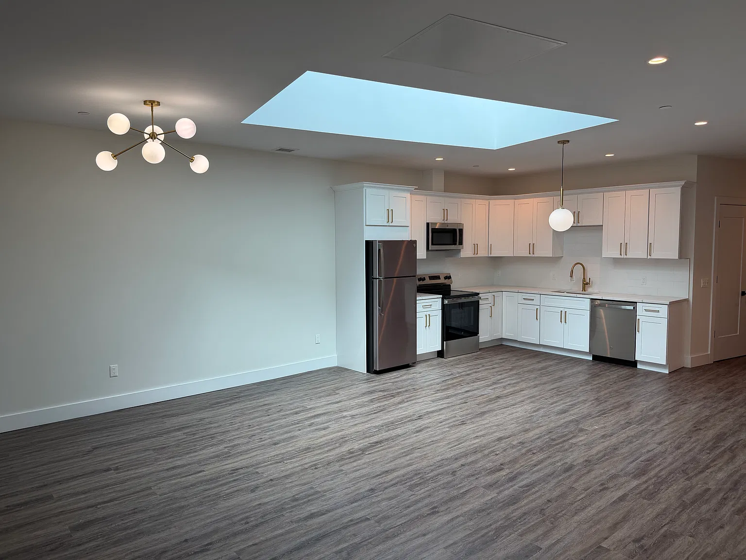 2 bed, $4,300 — Photo 1
