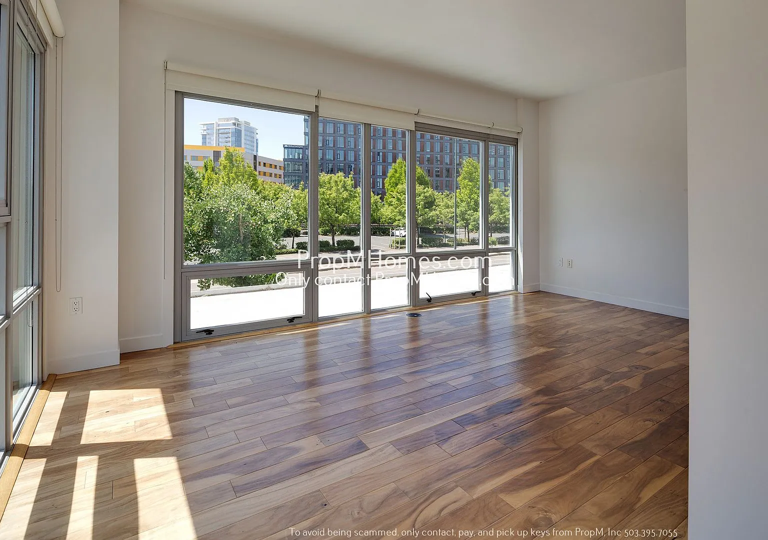 Luxurious One Bedroom Condo at the Pearl District Waterfront! — Photo 3