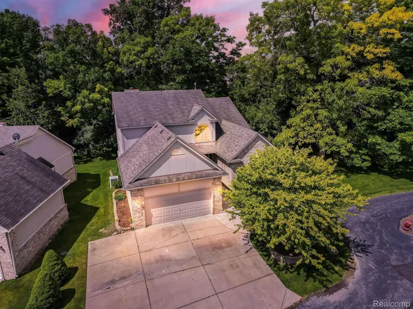 3110 Point Of The Woods Dr, West Bloomfield, MI 48324