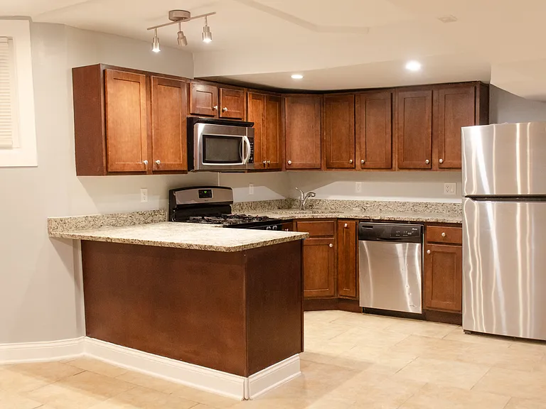1719 W Greenleaf Ave — Photo 3
