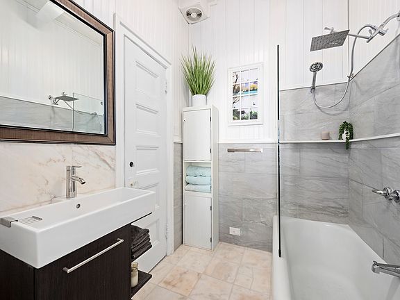 4th image of 140 W 69th St APT 122A