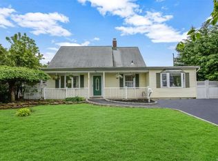 26 Elmtree Ln, Levittown, NY 11756