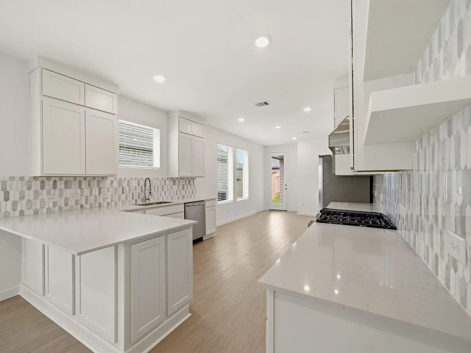 3 bed, 2.5 bath, 1635 sqft, $2,150 — Photo 4