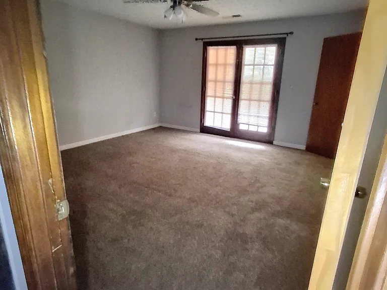 Master bedroom (spacious)
2 closets
1 ceiling fan