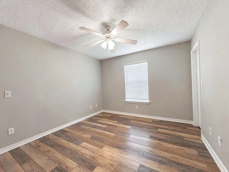 697 Ferguson Dr — Photo 7