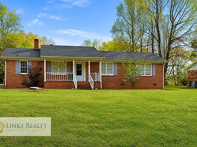 400 Wesley Dr — Photo 1