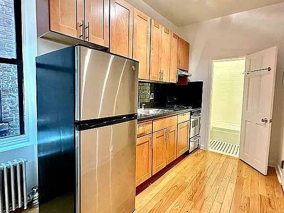 3rd image of 226 W 25th St APT 5rw