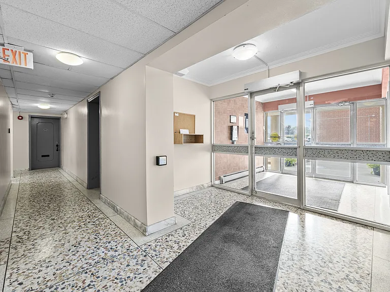 2601 King St E — Photo 1