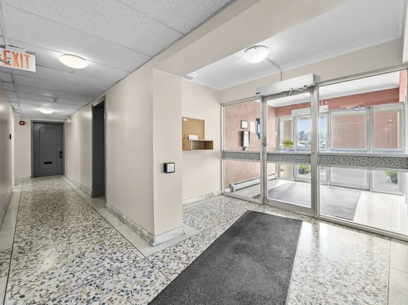 Glendale Manor Apartments, 2601 King St E, Hamilton, ON L8K 1Y4