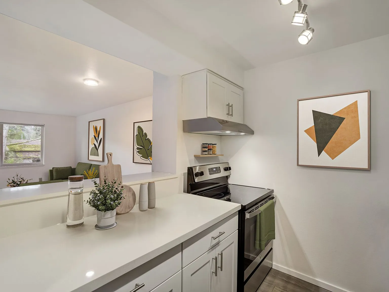Hillcourt Apartments — Photo 4