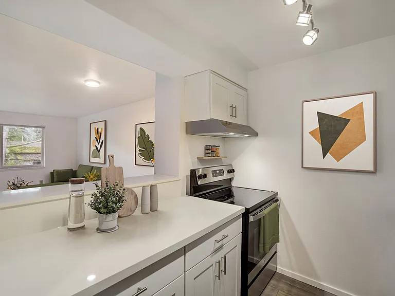 Hillcourt Apartments — Photo 4