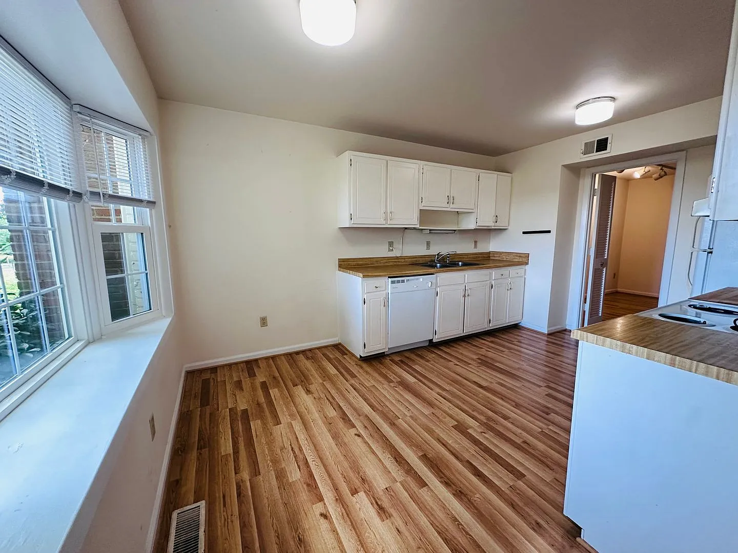 3 Bedroom 2.5 Half Bath Townhouse — Photo 3